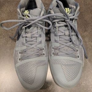 Kyrie 3's grey - Mens 9